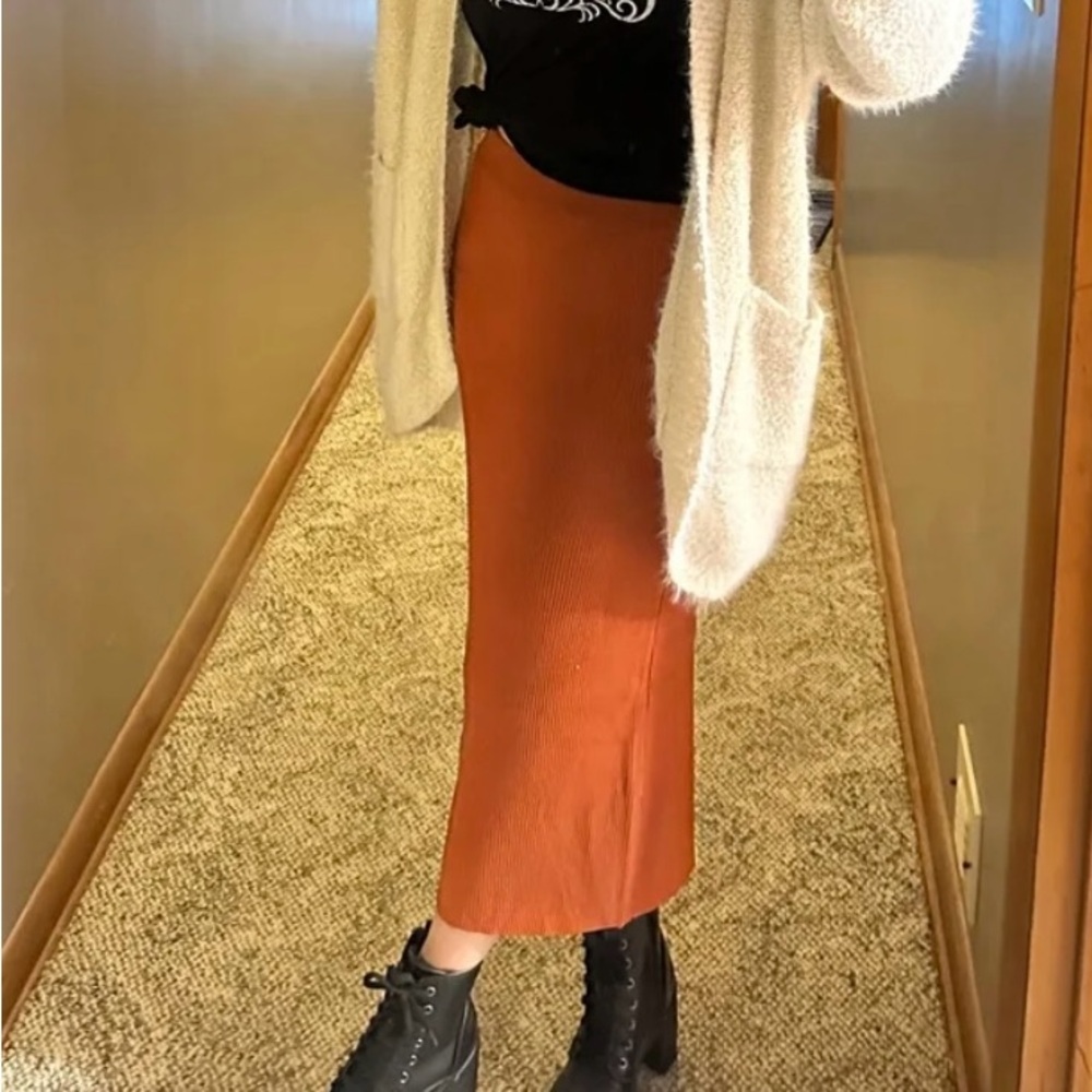 Lulu’s midi burnt orange knit skirt